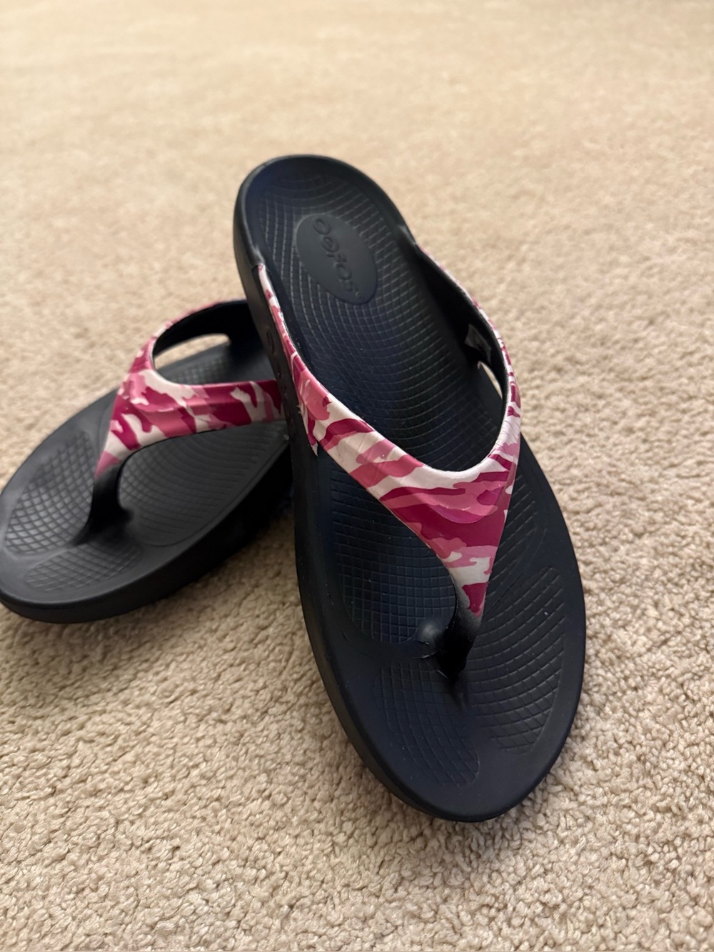 OOFOS OOLALA Pink Camo Flip Flop Sandals